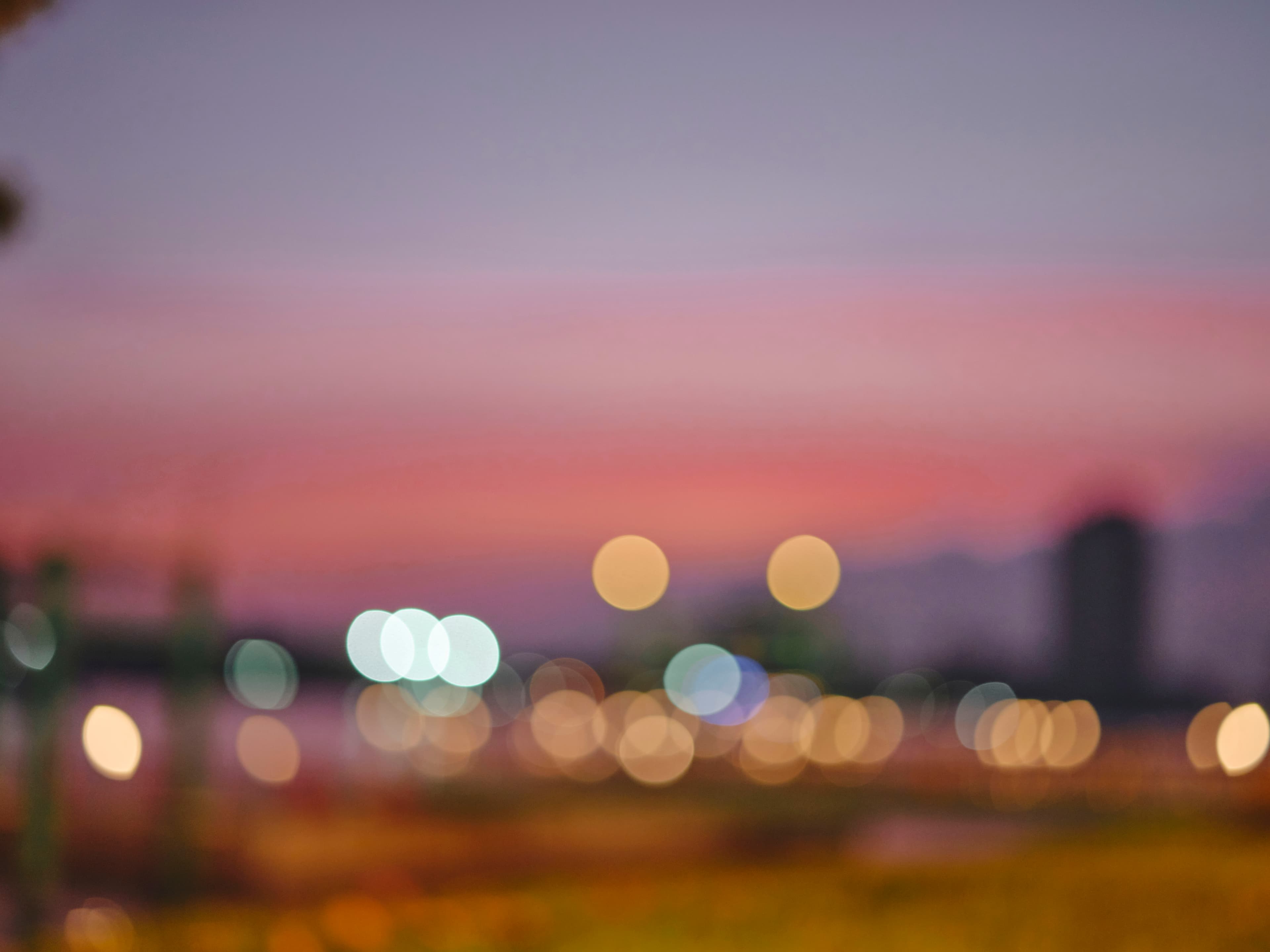  夕暮れ時のぼやけた都市のスカイライン